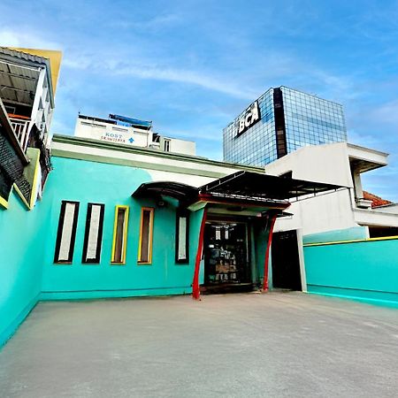 Hotel RedDoorz near Taman Bungkul Surabaya Exterior foto