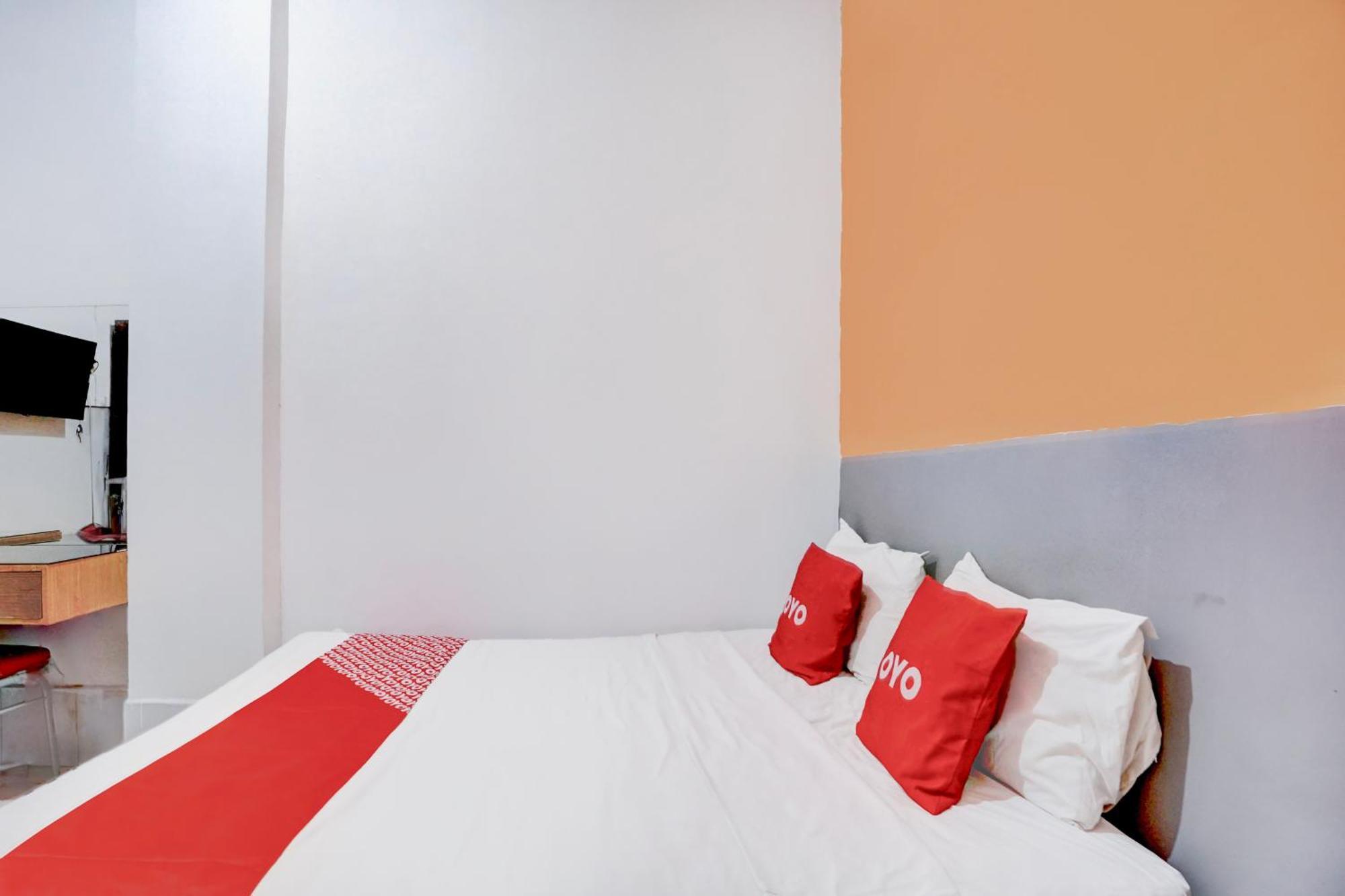 Hotel RedDoorz near Taman Bungkul Surabaya Exterior foto