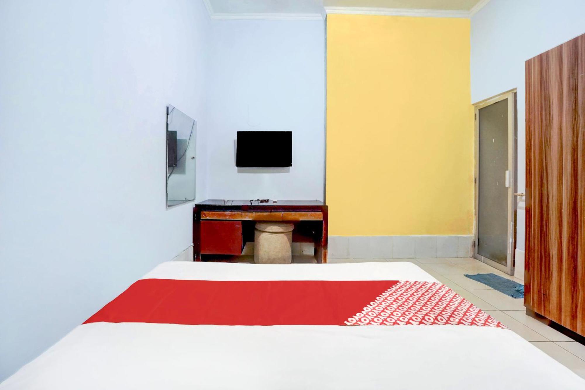 Hotel RedDoorz near Taman Bungkul Surabaya Exterior foto