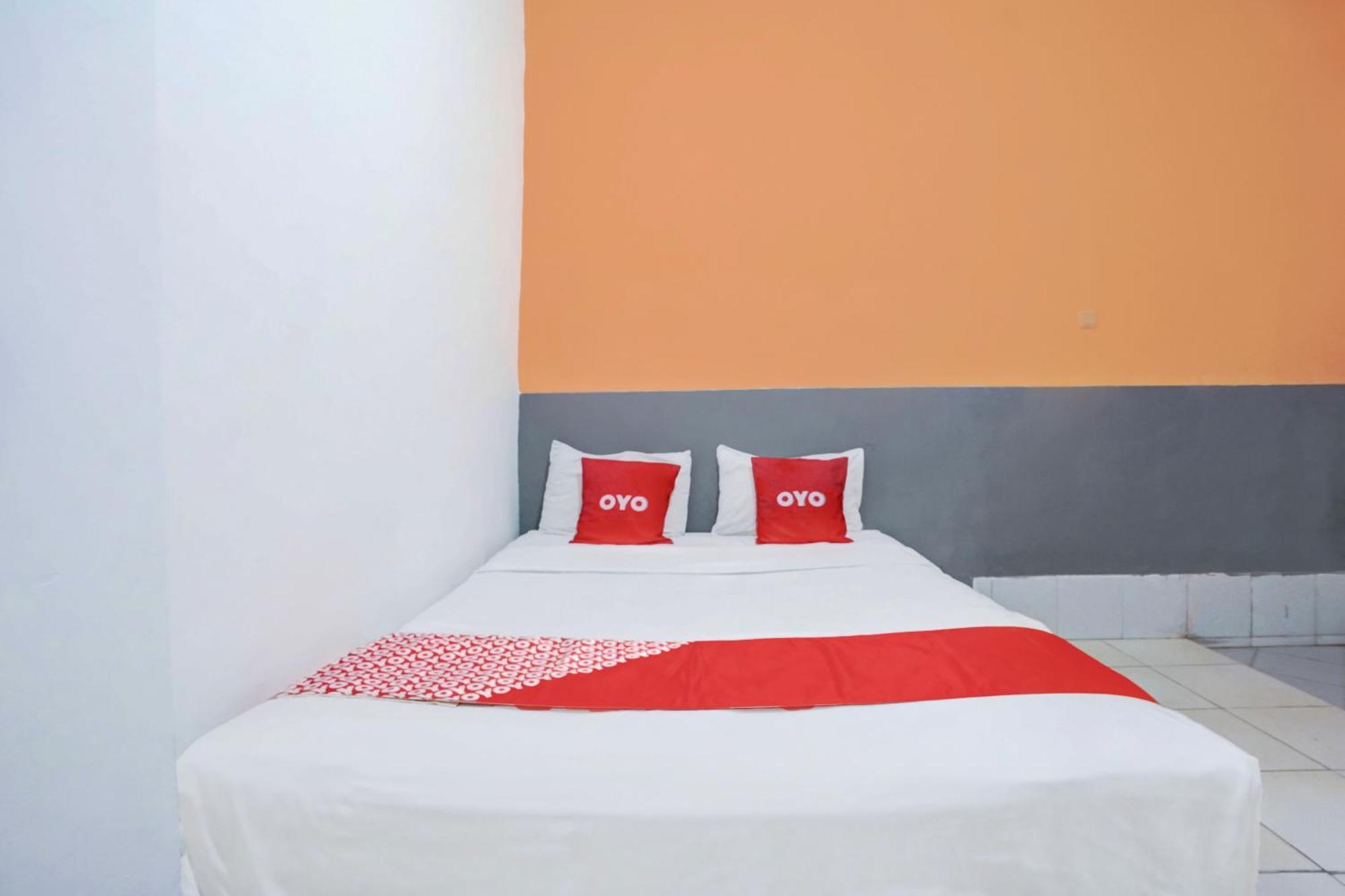 Hotel RedDoorz near Taman Bungkul Surabaya Exterior foto