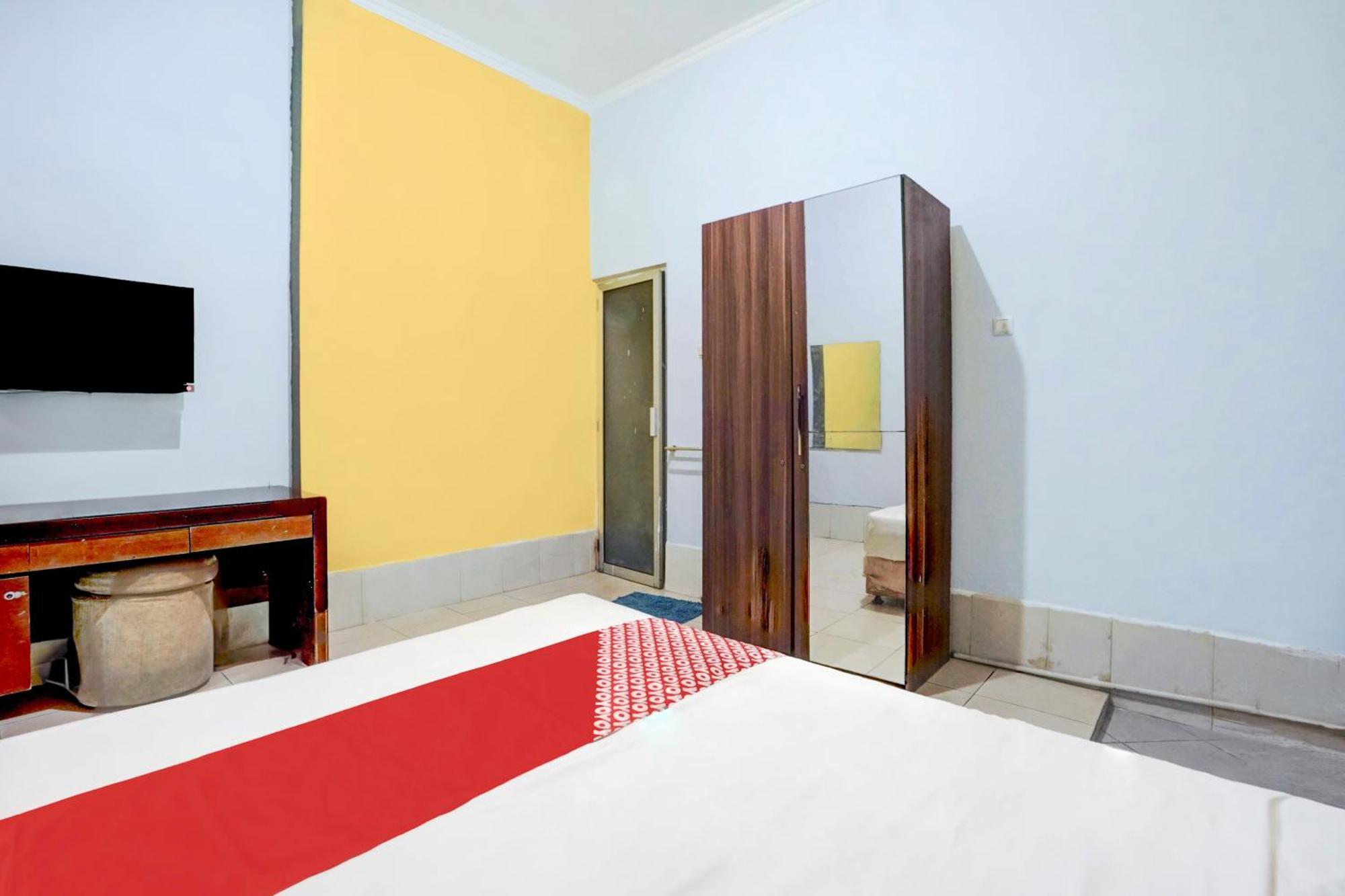 Hotel RedDoorz near Taman Bungkul Surabaya Exterior foto