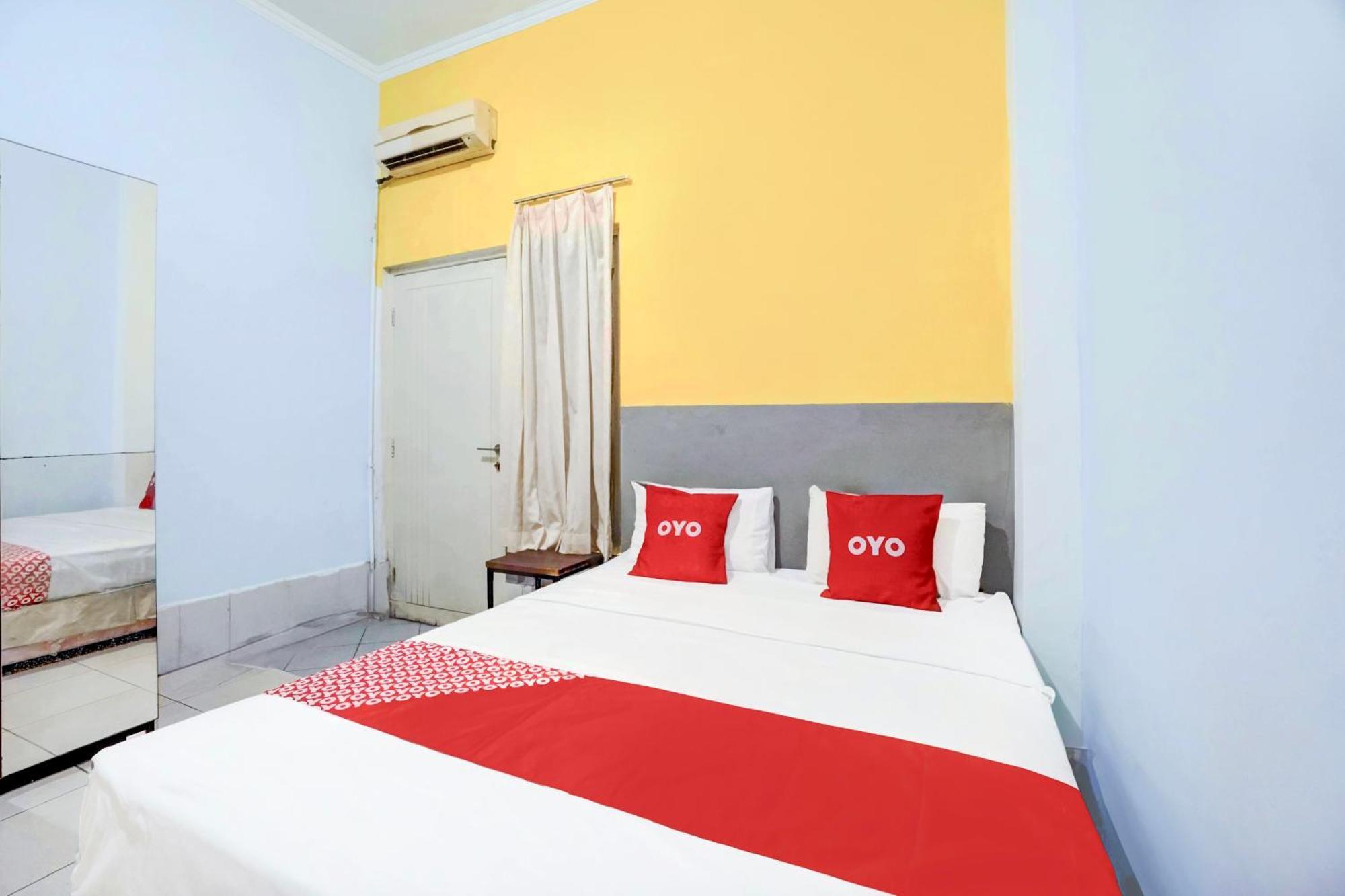 Hotel RedDoorz near Taman Bungkul Surabaya Exterior foto