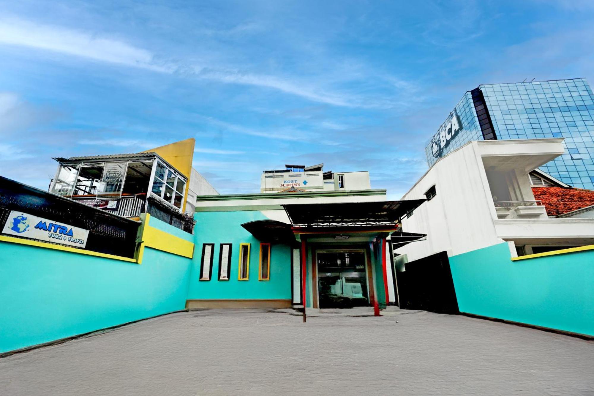 Hotel RedDoorz near Taman Bungkul Surabaya Exterior foto
